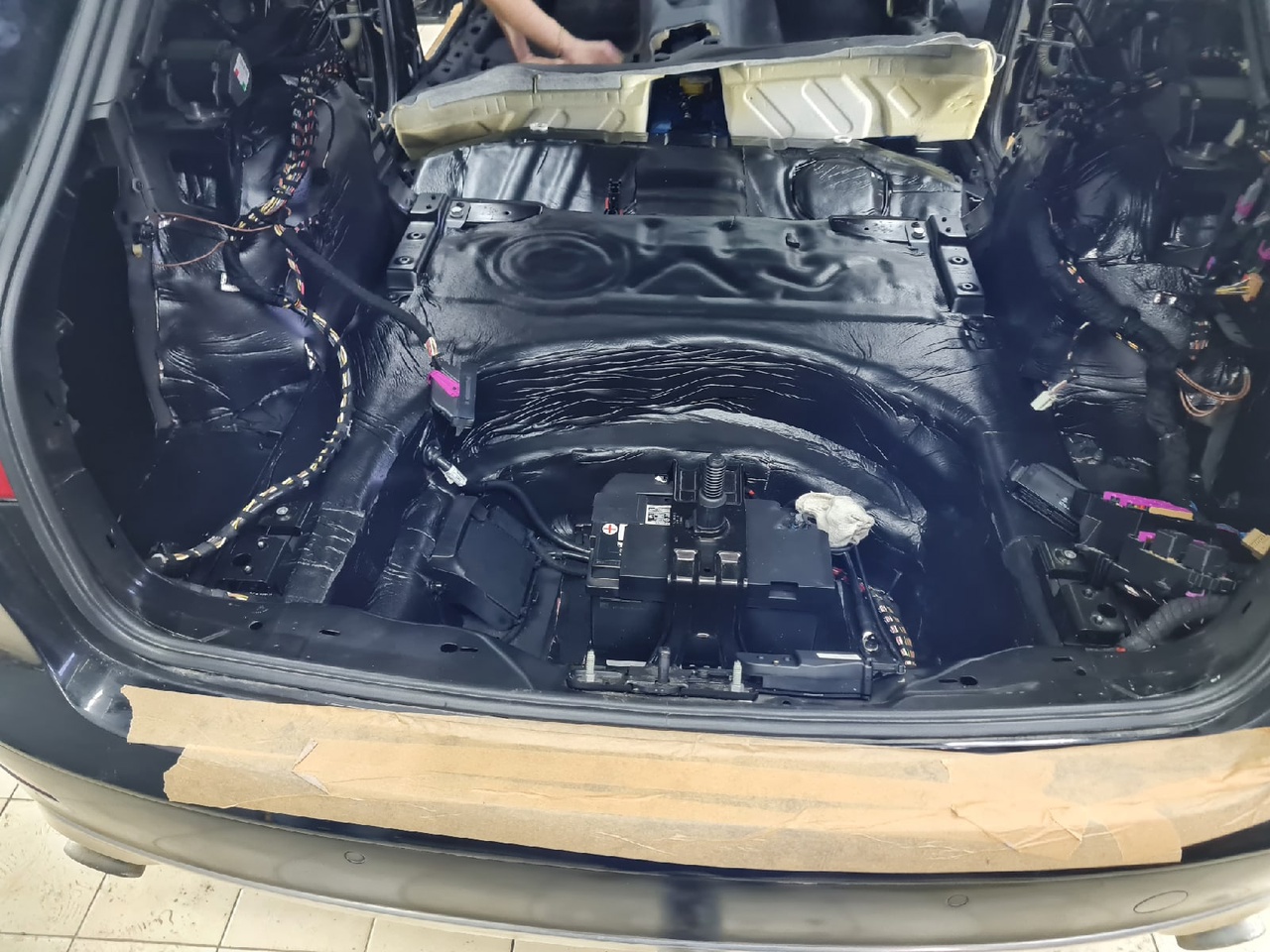 Шумоизоляция Audi A4 Allroad багажника 2 слой шумопоглотитель фото